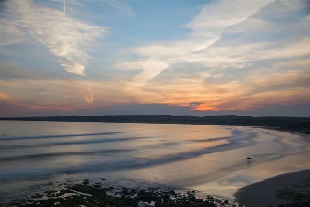 Village Centre Apartment Lahinch Bagian luar foto