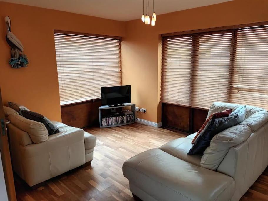 Village Centre Apartment Lahinch Bagian luar foto