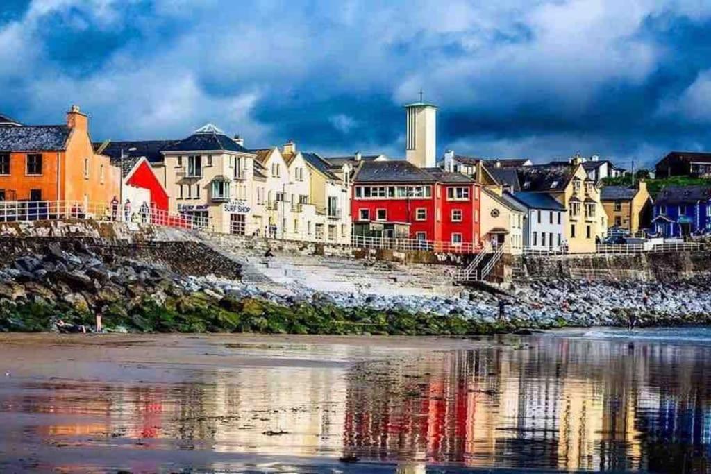 Village Centre Apartment Lahinch Bagian luar foto
