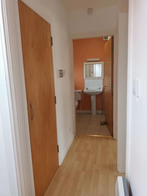 Village Centre Apartment Lahinch Bagian luar foto