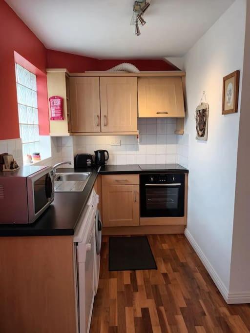 Village Centre Apartment Lahinch Bagian luar foto