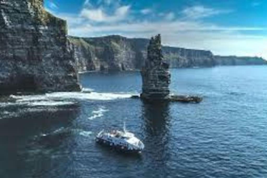 Village Centre Apartment Lahinch Bagian luar foto