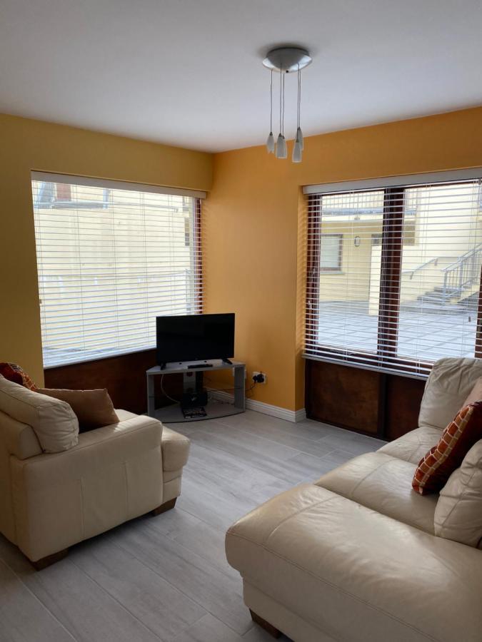 Village Centre Apartment Lahinch Bagian luar foto