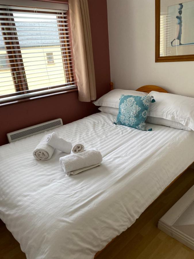 Village Centre Apartment Lahinch Bagian luar foto