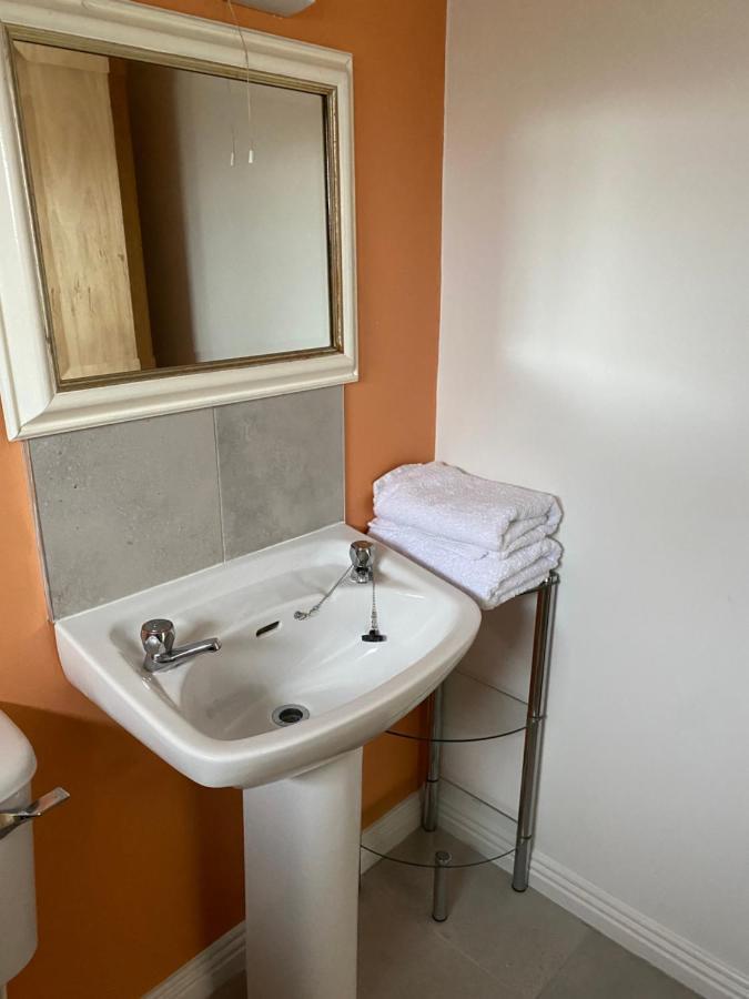 Village Centre Apartment Lahinch Bagian luar foto